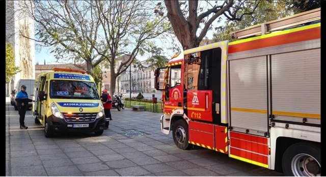 Bomberos y una ambulancia a las puertas del Instituto