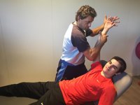 Hortelano enseña su mano derecha por primera vez desde el accidente