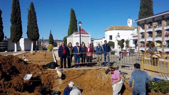 Trabajos de exhumación en la fosa de Marmolejo (Jaén)