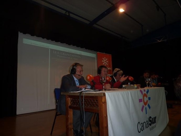 Alcalde (izda.) en el acto celebrado en el IES Gran Capitán 