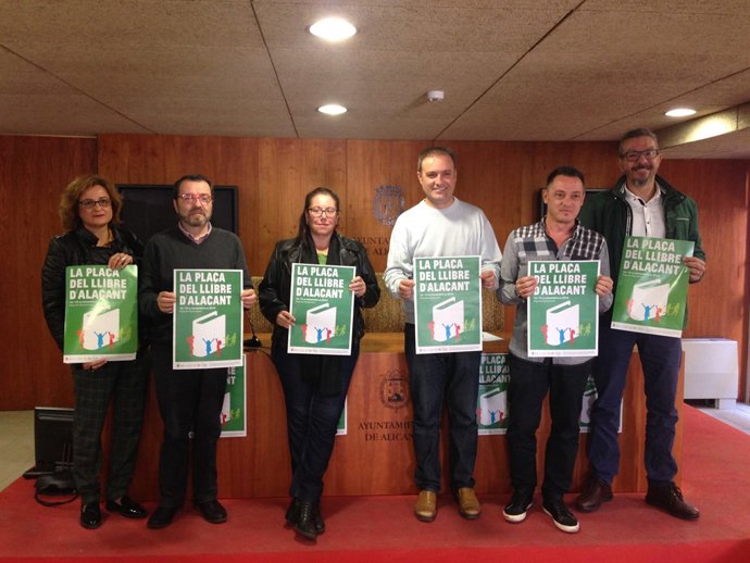 Natxo Bellido, tercero por la derecha, en la presentación de la Plaça del Llibre