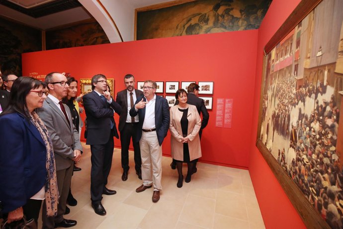 El pte.Carles Puigdemont, en una visita a la exposición del Any Ramon Casas