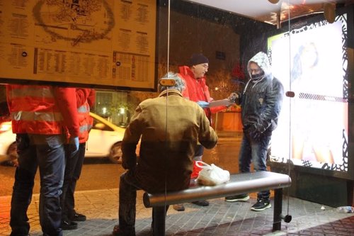 Voluntarios de Cruz Roja prestan apoyo a personas sin hogar