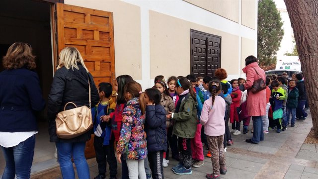 Los niños disfrutan de Fical con 'Almería en Cortito'.