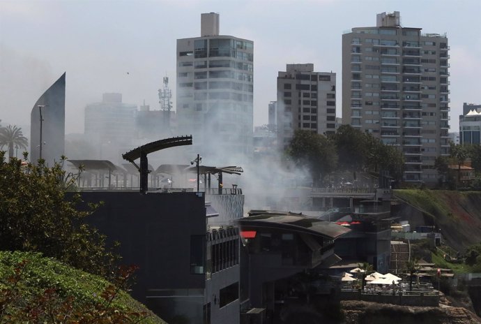 Incendio en un centro comercial de Lima