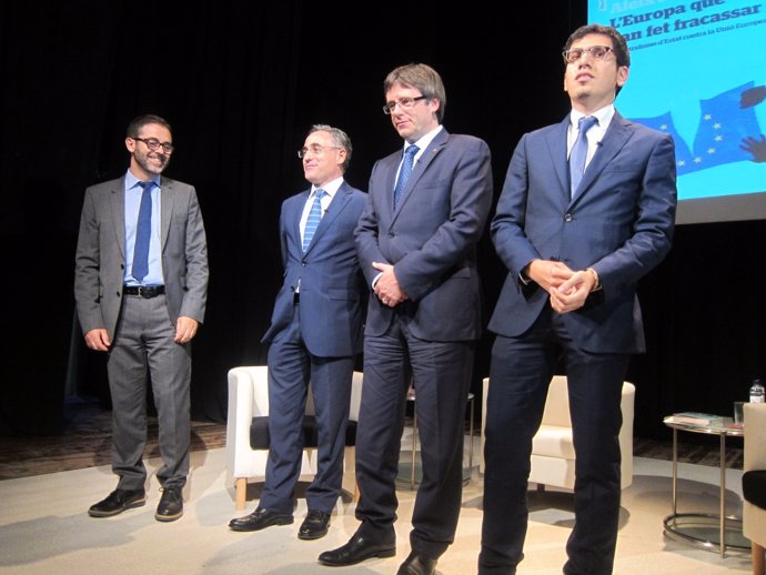 El eurodiputado R.Tremosa, el pte.C.Puigdemont y A.Sarri.