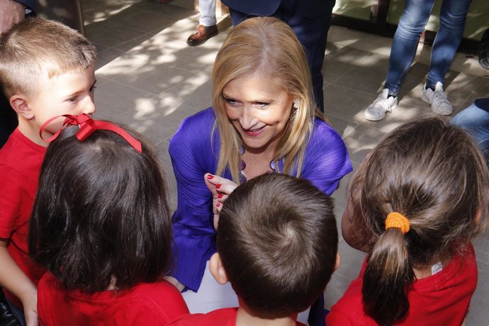 Cifuentes con escolares del centro