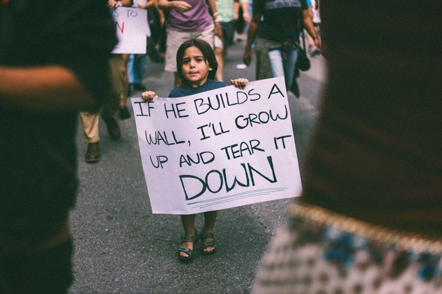 Niño latino protesta contra el muro de Trump