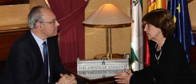 El presidente del Parlamento andaluz recibe a la presidenta del CAA
