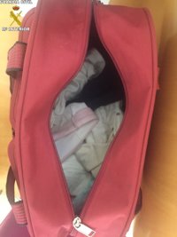 Una mujer atraviesa la frontera de Melilla con un bebé oculto en un bolso