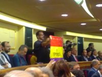 Senador de IU despliega una bandera republicana en el discurso del Rey en el Congreso