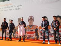 Los pilotos Repsol Honda reviven su infancia en la escuela Josep Pla de Sant Andreu de la Barca