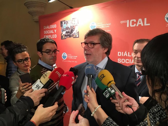 Aparicio atiende a los medios