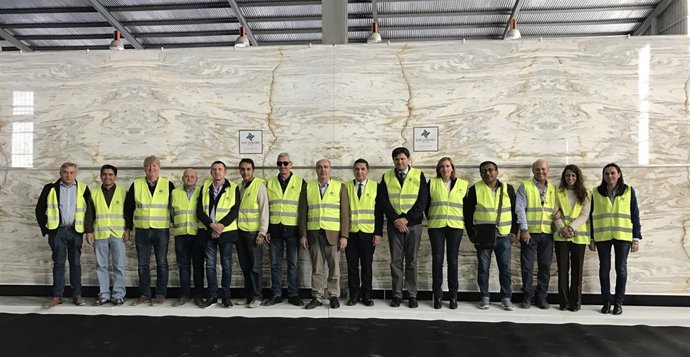 Delegación en visita a una empresa del marmol de Almería