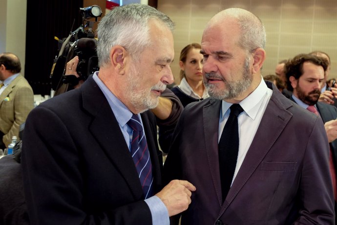 José Antonio Griñán y Manuel Chaves asisten a una conferencia de Felipe González