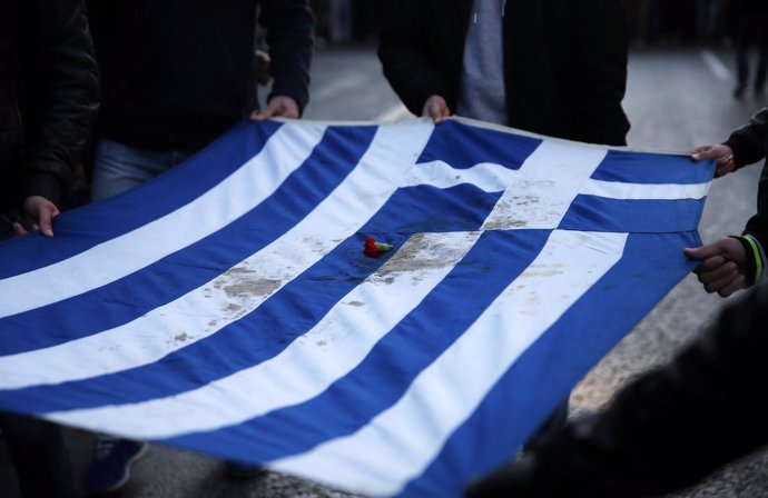 Bandera griega manchada de sangre por la revuelta de 1973