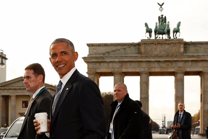 Obama pasa ante la Puerta de Brandenburgo en Berlín
