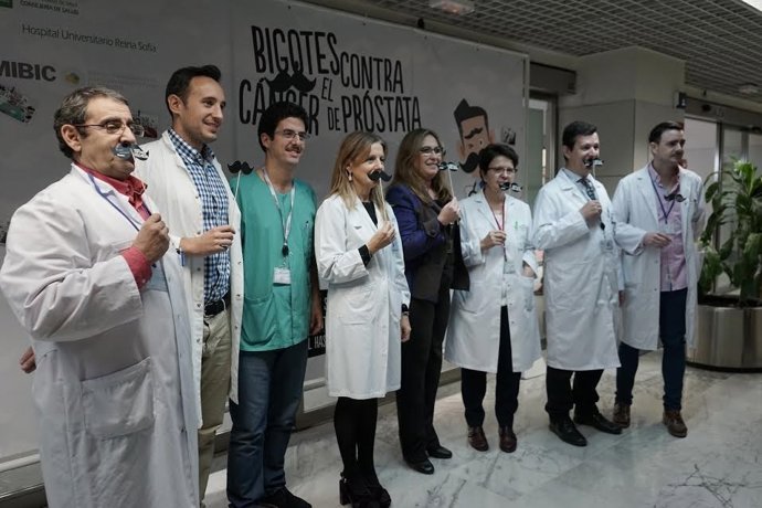 Luna (centro), se une al movimiento 'Movember'