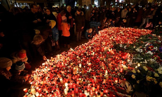 Cientos de checos encienden velas en el monumeto de la Revolución de Terciopelo.