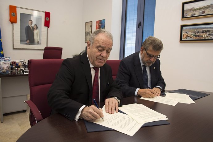 Firma del convenio entre la DPH y la Universidad.