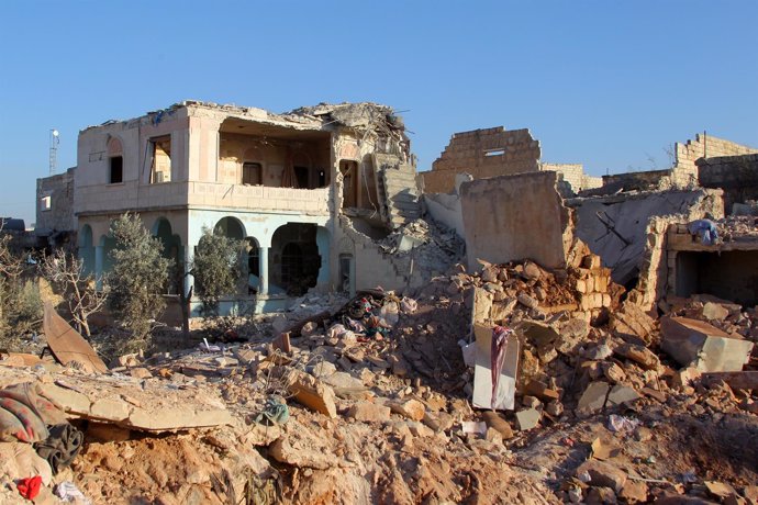 Efectos de un ataque aéreo en un barrio rebelde de Alepo