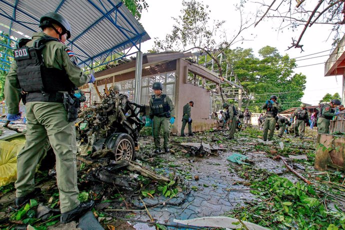 Explosión de un coche bomba en el distrito de Yaring, Tailandia