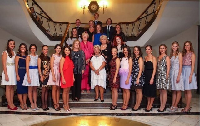 Imagen de archivo de las candidatas a fallera y corte honor 2017