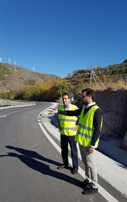 El diputado de Fomento visita las obras en el acceso a 'El Marchal'.