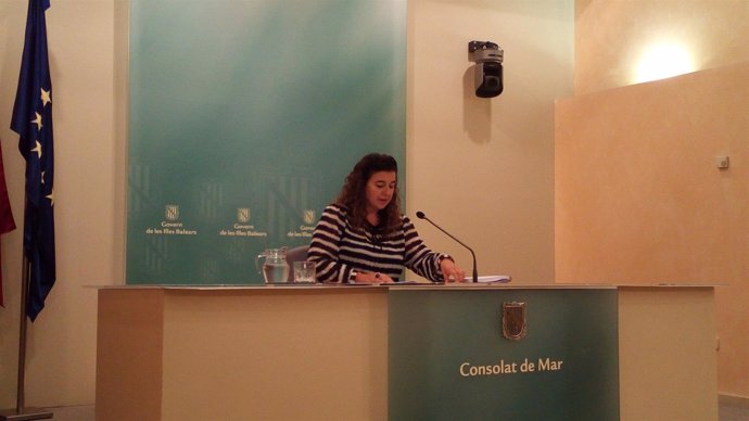 La portavoz del Govern, Pilar Costa, en la sala de prensa del Consolat de Mar