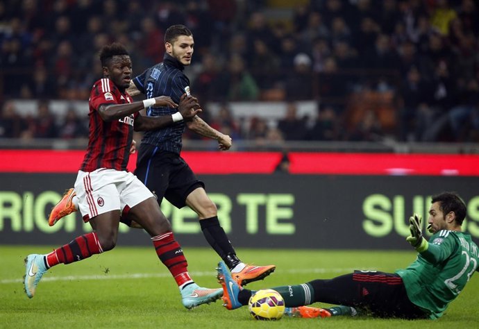 Diego López le detiene una ocasión a Icardi, del Inter de Milán
