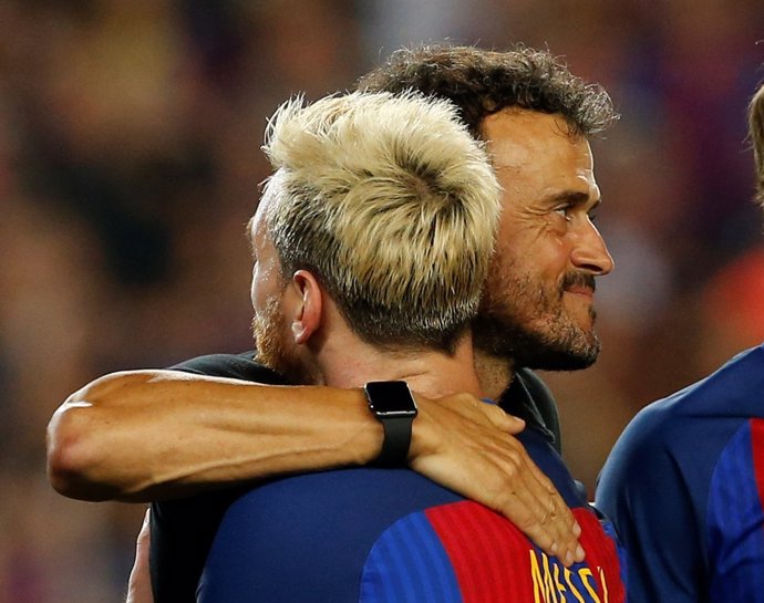 Luis Enrique abraza a Messi (Barcelona)