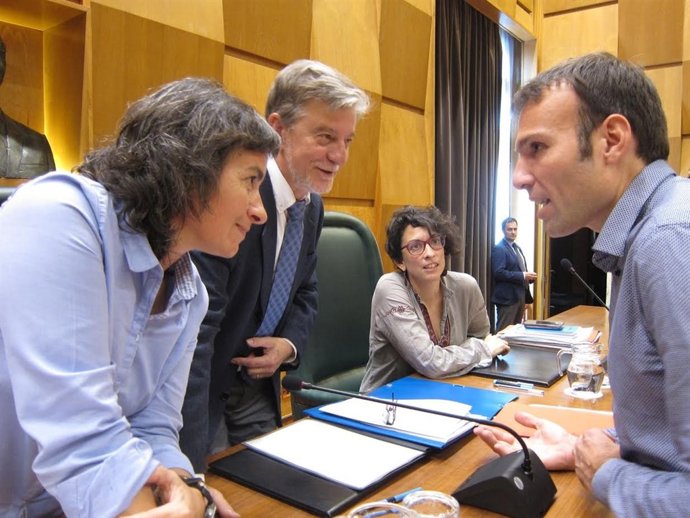 Muñoz, junto al alcalde y Luisa Broto