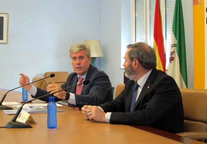 José Enrique Fernández de Moya (d), en la rueda de prensa.