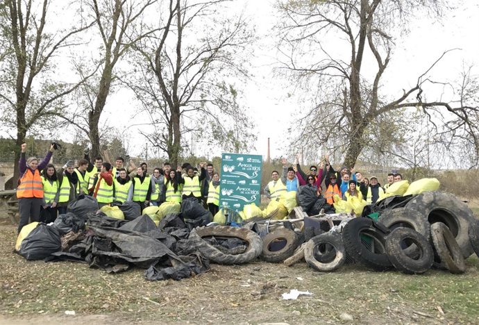 Alumnos escuela de Hostelería hacen limpieza ríos
