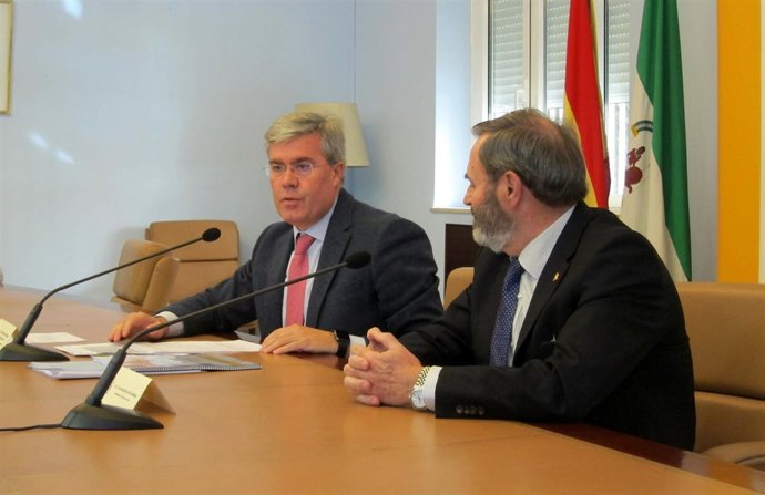 José Enrique Fernández de Moya (i), con Juan Lillo, en la rueda de prensa.