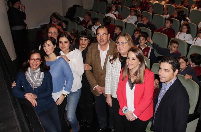 Luna y Ruiz (dcha.) durante la dramatización del cuento