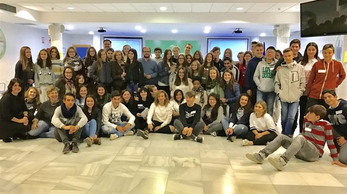 Foto de familia de los jóvenes mediadores.