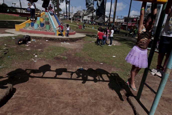 Varios niños juegan en un parque de Ciudad de Guetemala. 