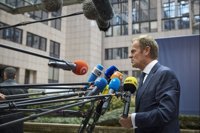 Trump invita a Tusk a viajar a la Casa Blanca "antes" de verse en Europa