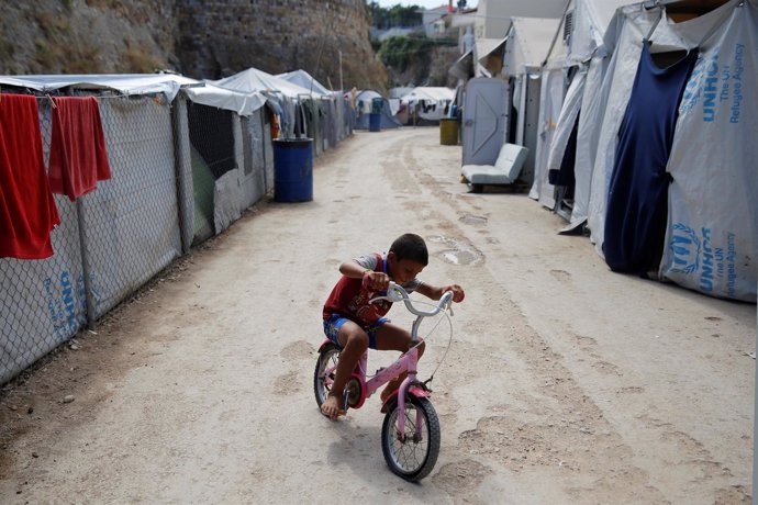 Un niño refugiado en un campo de refugiados en Chios