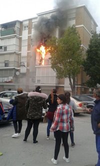 Atendidas cuatro personas tras el incendio de una vivienda en Camas (Sevilla)