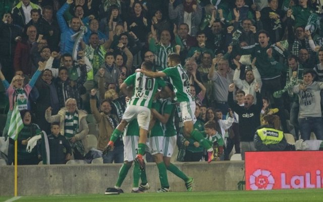 El Betis celebra la victoria tras la llegada de Víctor Sánchez del Amo