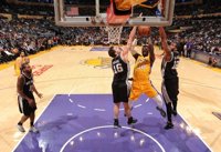 Pau Gasol se lleva la victoria del Staples Center ante los Lakers de Calderón