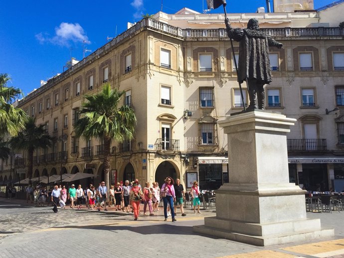 Turistas en la Plaza de las Monjas de Huelva