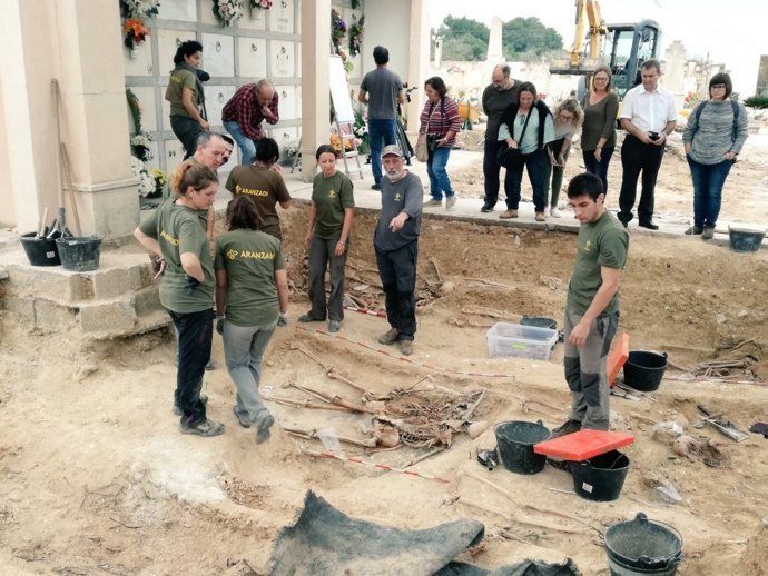 Exhumación en la fosa común de Porreres