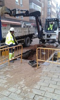 La rotura de una tubería deja sin agua a 18 portales y obliga a cortar la calle Joaquín María Jalón de Valladolid