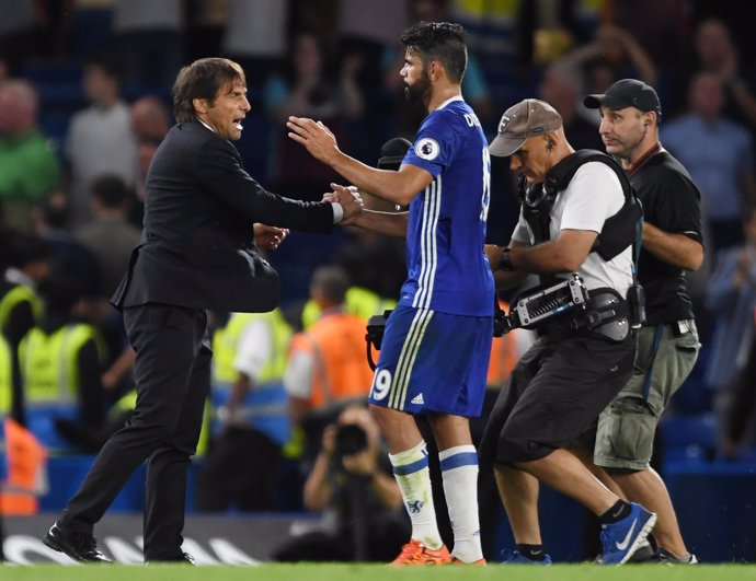 Diego Costa y Conte se felicitan tras la victoria del Chelsea