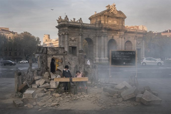 Save the Children recrea una escuela siria en la Puerta de Alcalá
