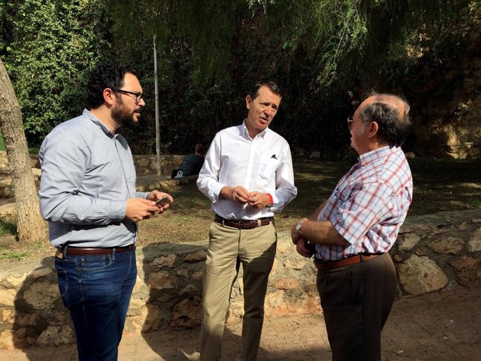 El PSOE pide al PP que embellezca el barrio de La Esperanza de Almería