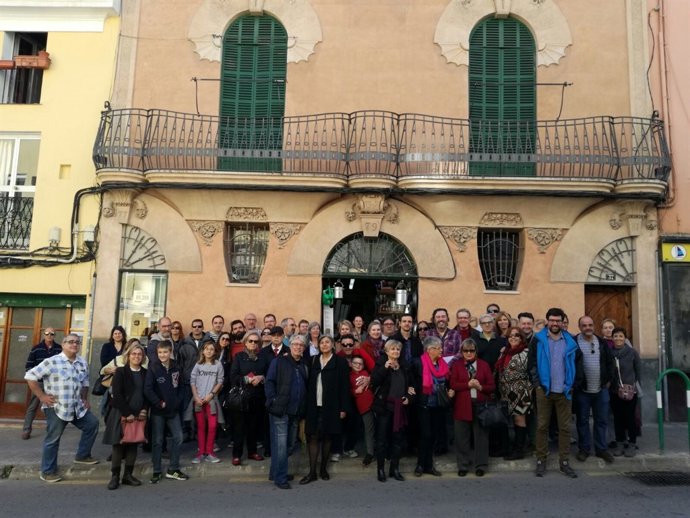 Grupo de ciudadanos que han realizado la visita